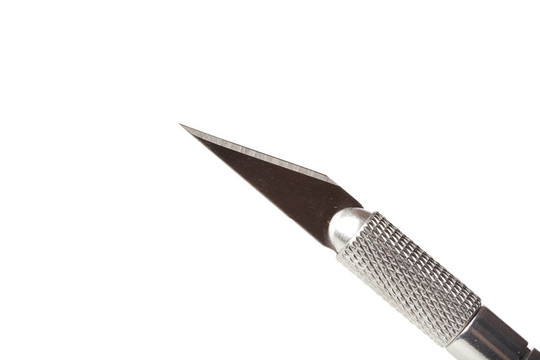 一個閃亮的銀色切割器具