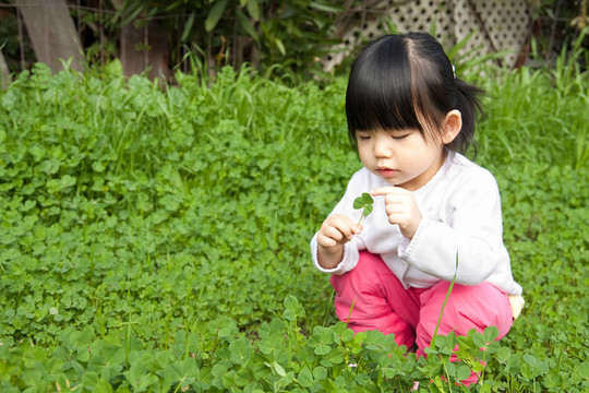 在公園里玩的小女孩