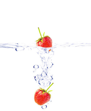 草莓落入水中后形成气泡的背景。