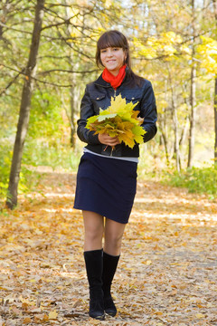 公園里楓葉的女孩