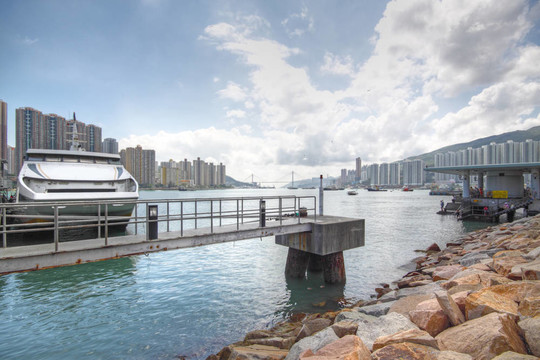 船離開Dover港，在一個陽光燦爛的日子