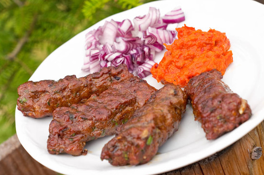 與ajvar醬和紅洋蔥cevapcici