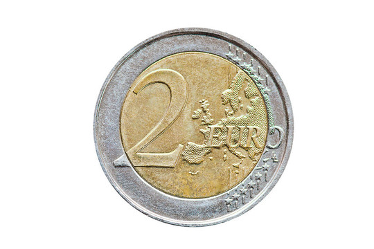 白色背景上的2歐元硬幣