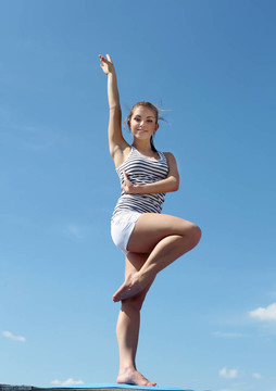 一個年輕女子做運動的畫像