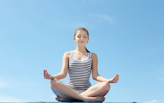 一個年輕女子做運動的畫像