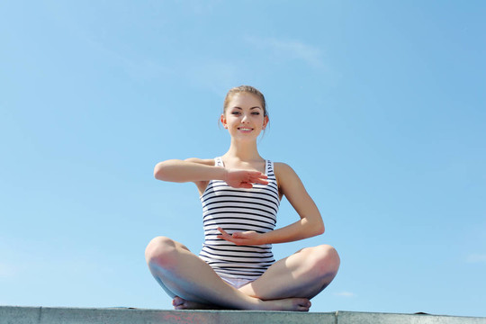 一個(gè)年輕女子做運(yùn)動(dòng)的畫像