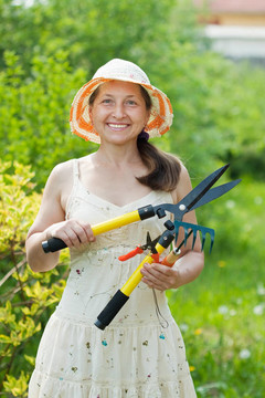 有花園工具的成熟女人