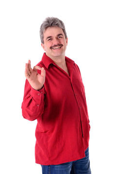 穿紅襯衫的男人