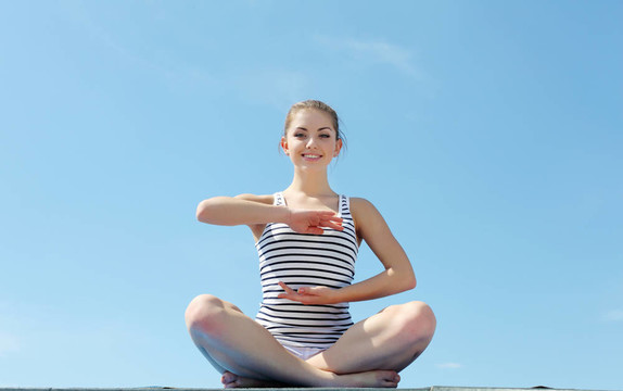 一個(gè)年輕女子做運(yùn)動(dòng)的畫像