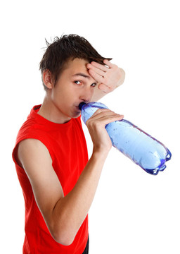 汗男孩喝瓶裝水
