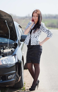 女子近車等待支援