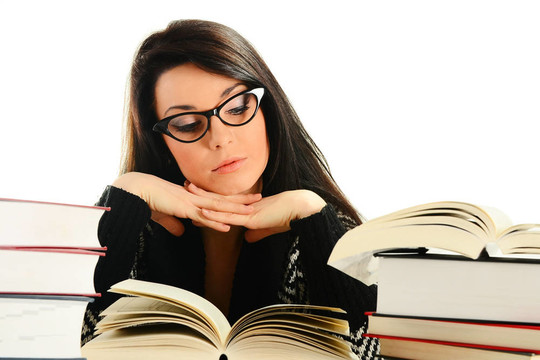 年輕婦女讀書
