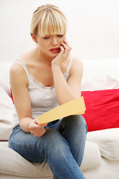 憂心忡忡的女人的讀書信。