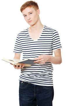 年輕的年輕人正在讀一本書