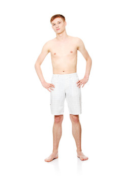 年輕人為夏天穿上衣服
