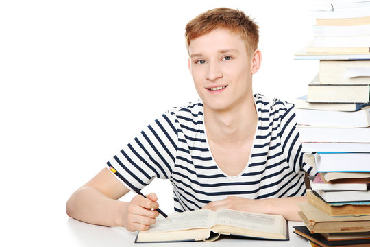 在書桌上學(xué)習(xí)的少年男孩