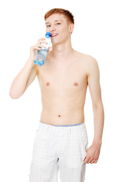 青年男性飲用水