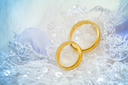 花邊上的金色結婚戒指