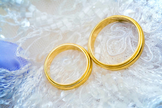花邊上的金色結(jié)婚戒指