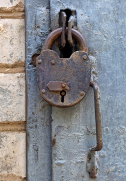 在一個舊的金屬門Rusty padlock