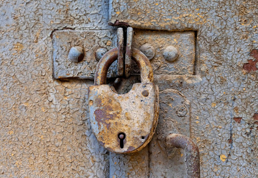 在一個舊的金屬門Rusty padlock