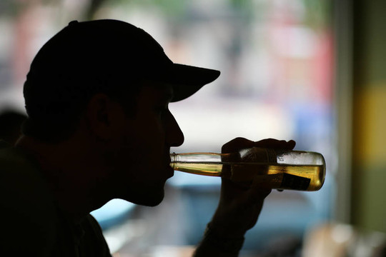 男人喝啤酒