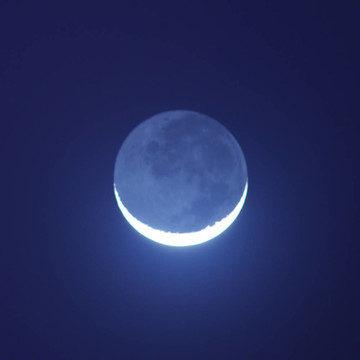 藍(lán)色月光在夜色中閃耀
