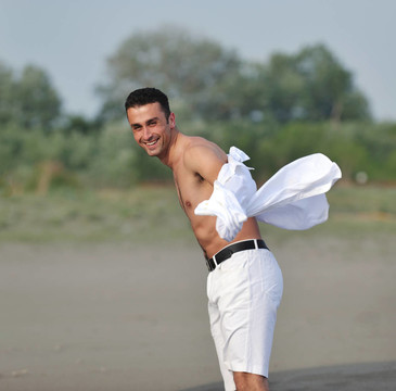 男人在海灘上