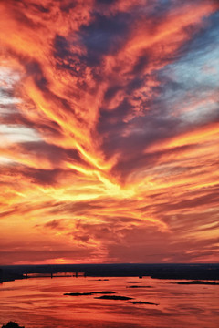 絢麗的夕陽的天空