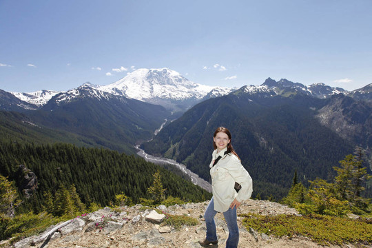 女性旅行者在雷尼爾山。