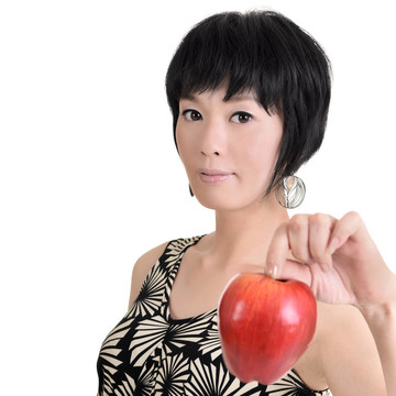 拿紅蘋果的女人