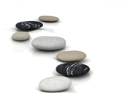 3d石金字塔在白色背景