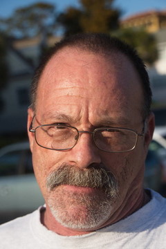 老男人與Gray Beard和Mustache Wearing Glasses