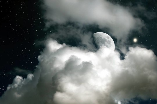 Moon在星空和云的背景
