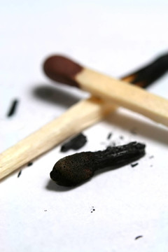 白色背景的木制火柴