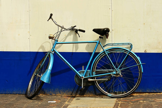 生銹的；漆過(guò)的自行車(chē)