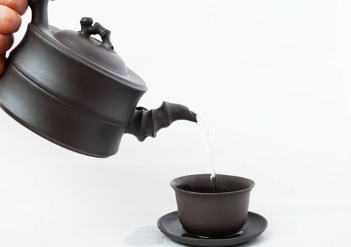 傳統(tǒng)陶瓷茶壺和杯子