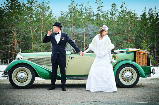 新婚夫婦在婚禮車(chē)