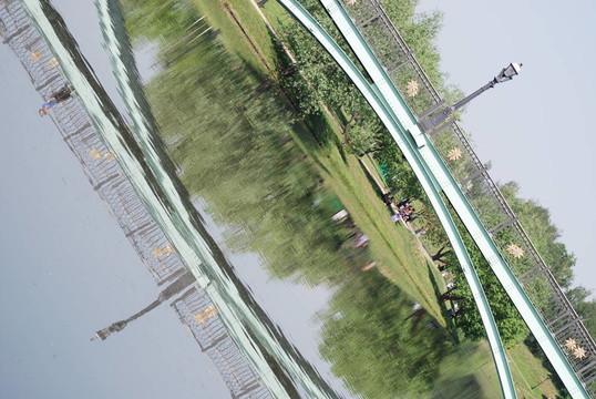 大橋在莫斯科城市公園在夏天