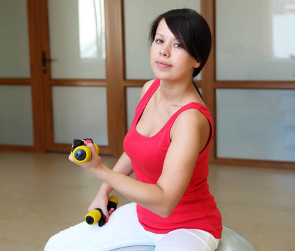 年輕女子做運(yùn)動