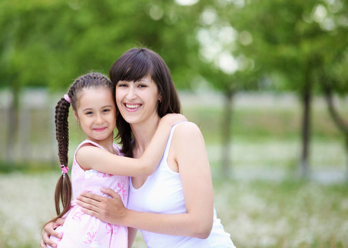 年輕的母親和年幼的女兒