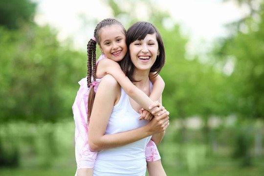 年輕的母親和年幼的女兒