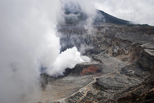 哥斯達(dá)黎加冒煙火山口
