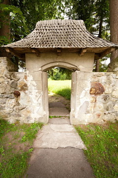 舊城堡入口；石門
