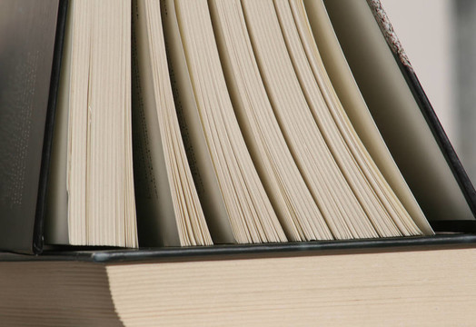厚開書在另一本書