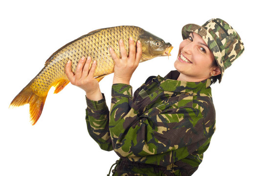 笑著漁夫的女人拿著大魚