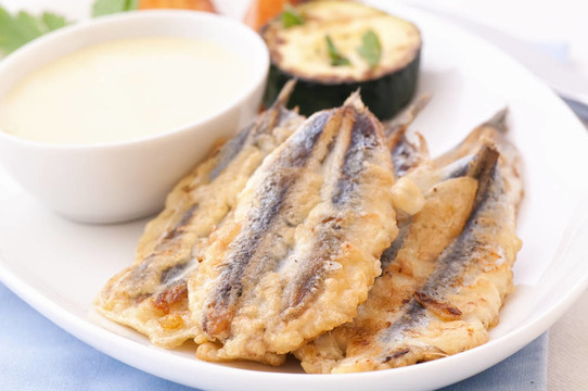 Fried Aanchovy用蒜泥蛋黃醬