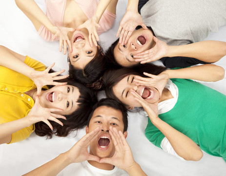 一群年輕的亞洲人在呼喊