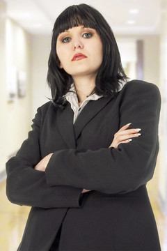 嚴(yán)重的年輕婦女雙臂交叉與剪輯路徑