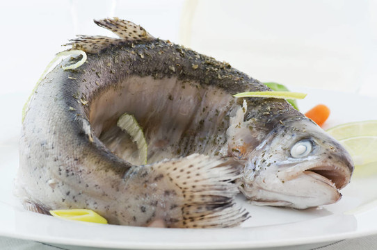 清蒸鱒魚